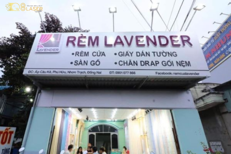 Biển quảng cáo rèm cửa nổi bật giữa khu phố