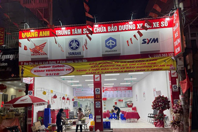 Biển quảng cáo sửa xe máy nổi bật, dễ thấy khi lưu thông trên đường.