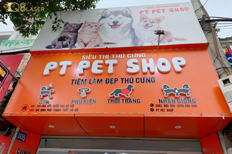 Biển quảng cáo thuốc thú y thu hút người đi đường.