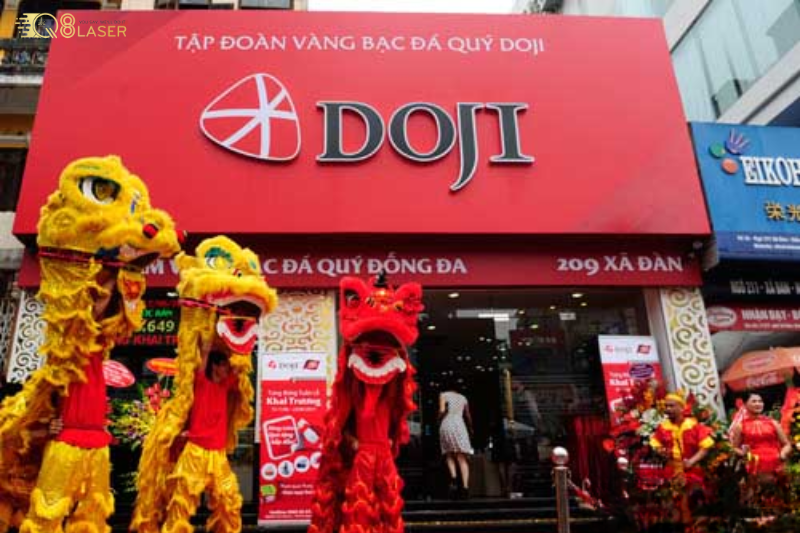 Biển quảng cáo vàng bạc đẹp, ánh sáng ấn tượng