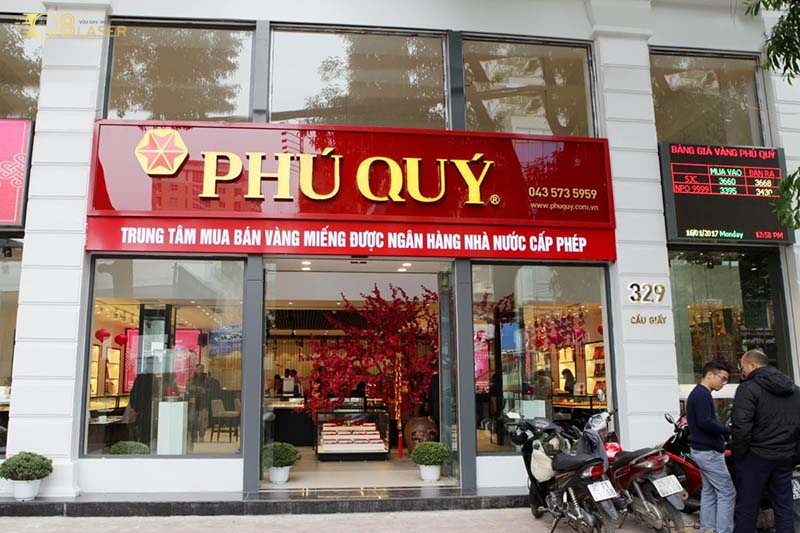 Biển quảng cáo vàng bạc nổi bật khu phố