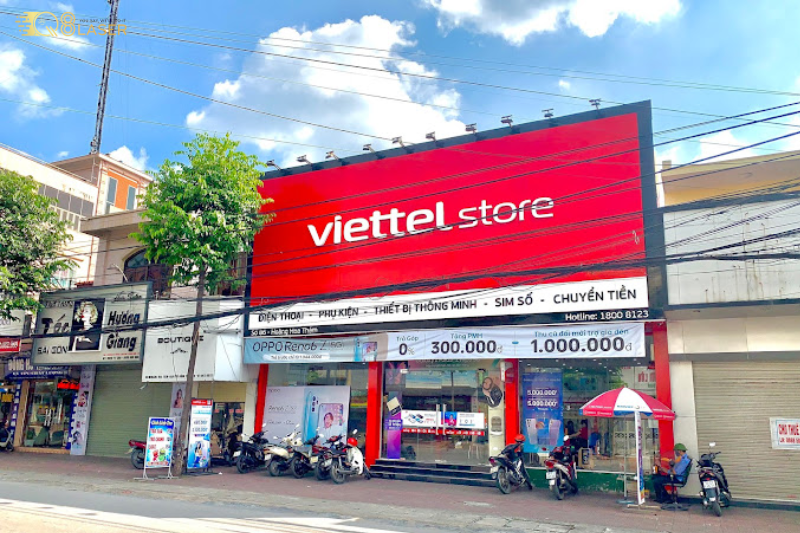 Biển quảng cáo Viettel nổi bật ban đêm.