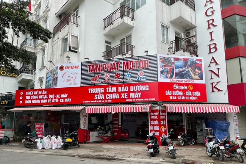 Biển quảng cáo xe máy giúp tiệm thu hút thêm khách mới.