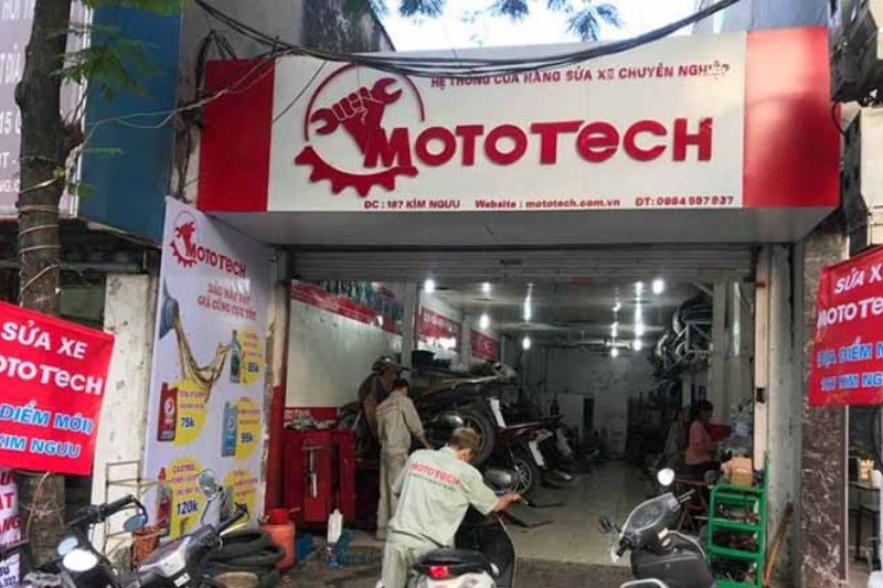 Biển sửa chữa xe máy rõ nội dung, dễ nhìn từ xa.