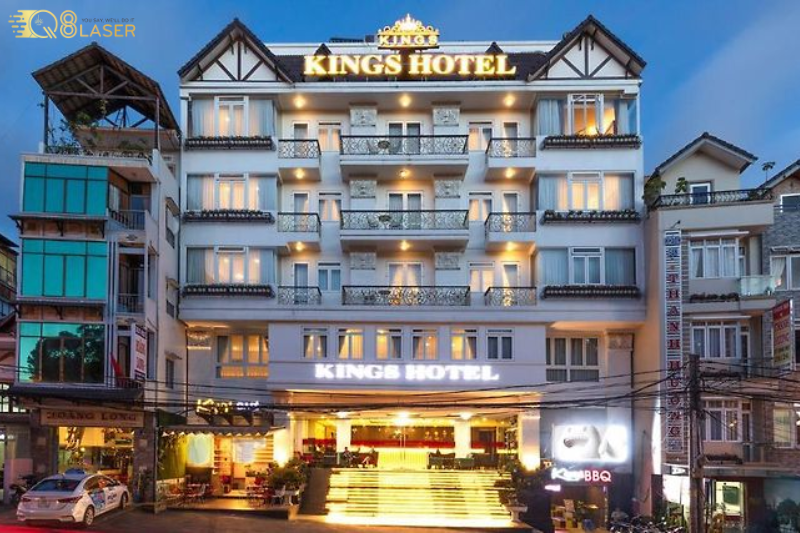 Biển tên khách sạn rõ nét, dễ ghi nhớ