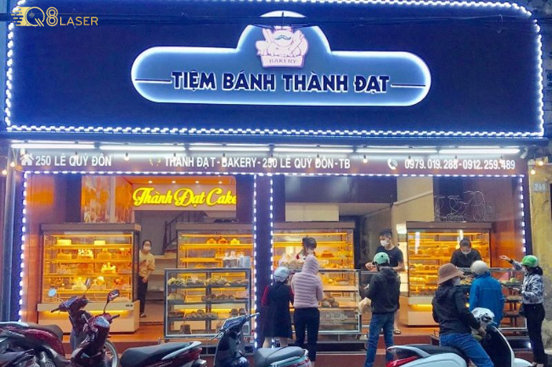 Biển vẫy bánh sinh nhật nổi bật cả ngày lẫn đêm