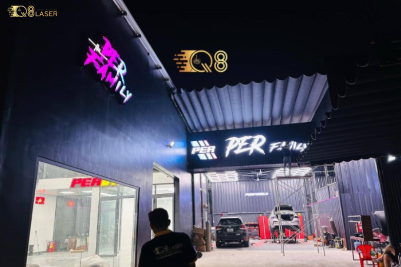 Biển vẫy gara ô tô thu hút khách từ xa