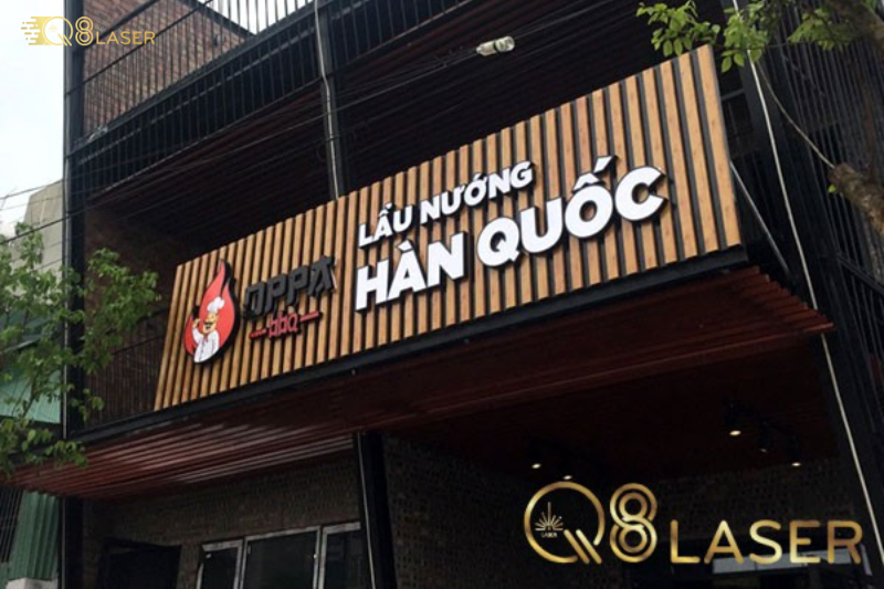 Biển vẫy lẩu nướng sáng đèn, hút khách buổi tối