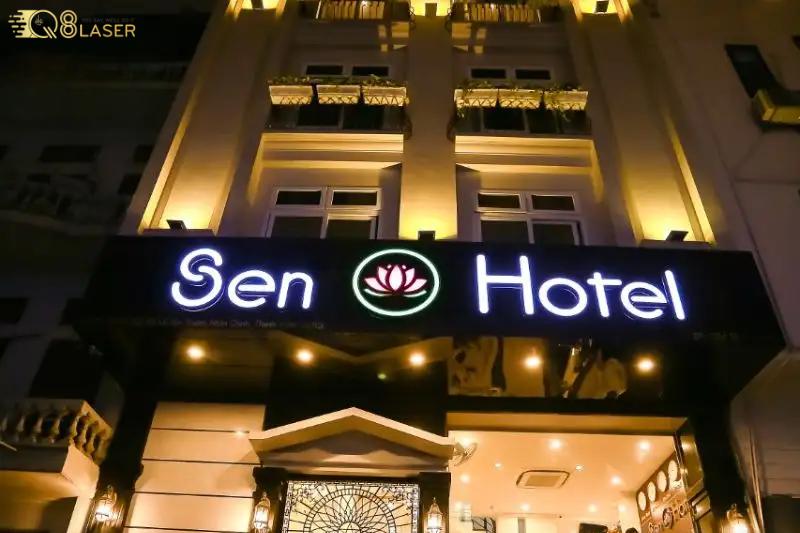 Biển vẫy nhà nghỉ thu hút khách từ xa