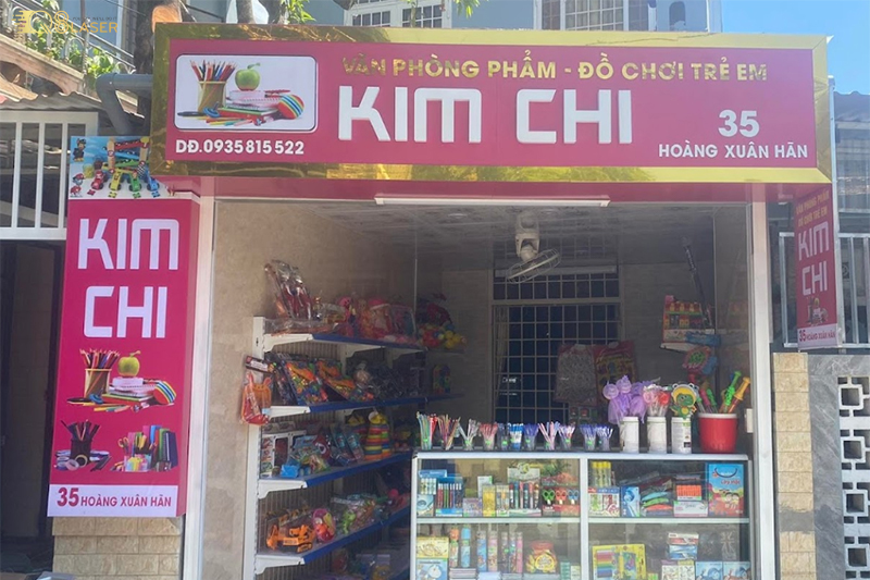 Biển vẫy văn phòng phẩm treo trước cửa hàng