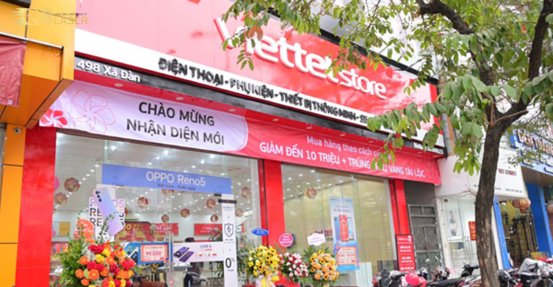 Biển vẫy Viettel tạo điểm nhấn mặt tiền.