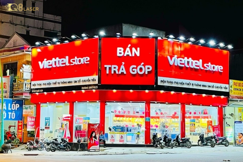 Biển vẫy Viettel thu hút khách qua đường.