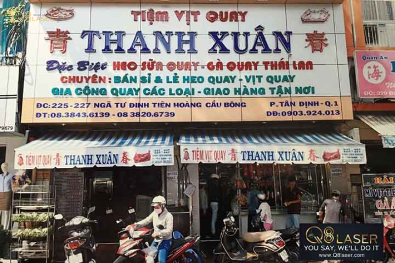 Biển vẫy vịt quay thu hút ánh nhìn khách lẻ