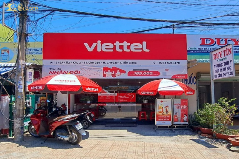Biển Viettel nổi bật, nhận diện thương hiệu rõ ràng.