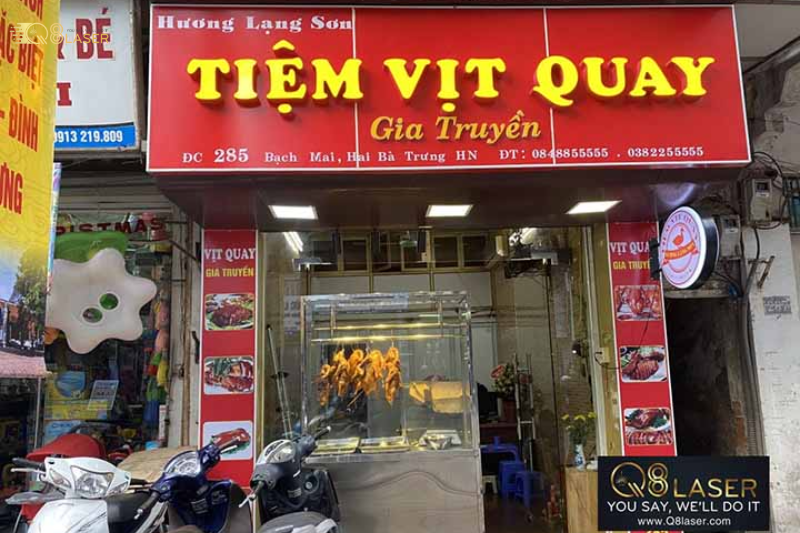 Biển vịt quay treo mặt tiền gọn gàng, rõ chữ