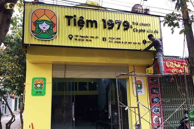 Mẫu bảng hiệu tole sóng thiết kế gọn gàng, dễ nhìn