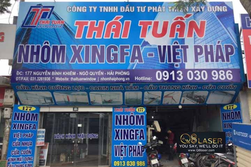 Mẫu biển nhôm kính cho cửa hàng