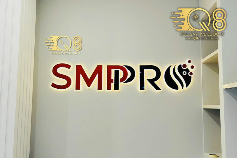 Bảng hiệu chữ inox đen bóng nổi bật trên nền alu