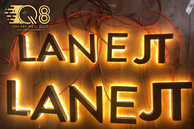 Bảng hiệu chữ inox đen xước kết hợp nền gỗ cao cấp