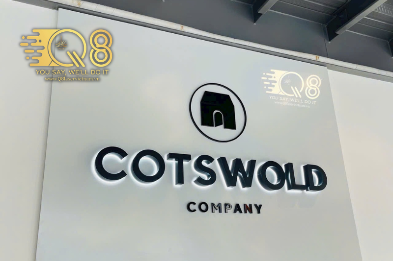 Bảng hiệu chữ inox vàng xước hắt sáng chân nổi bật