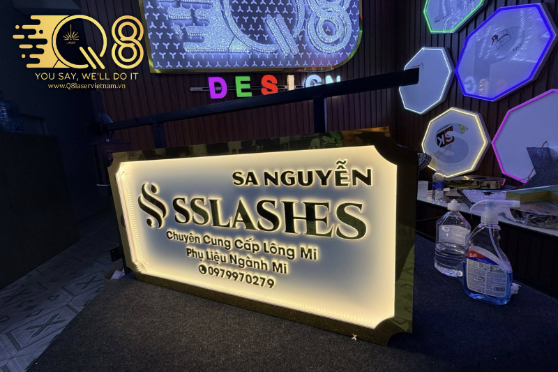 Bảng hiệu chữ inox vàng xước hắt sáng chân sang trọng