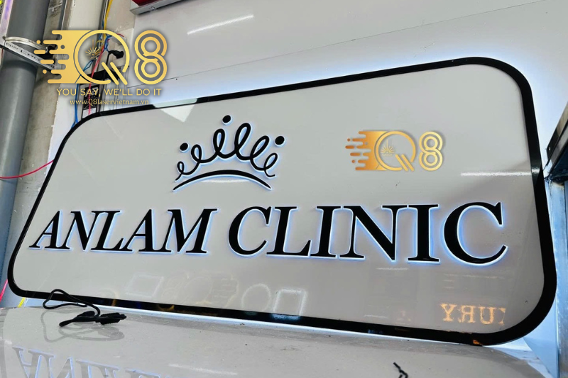 Chữ inox đen bóng kết hợp chữ inox mặt mica