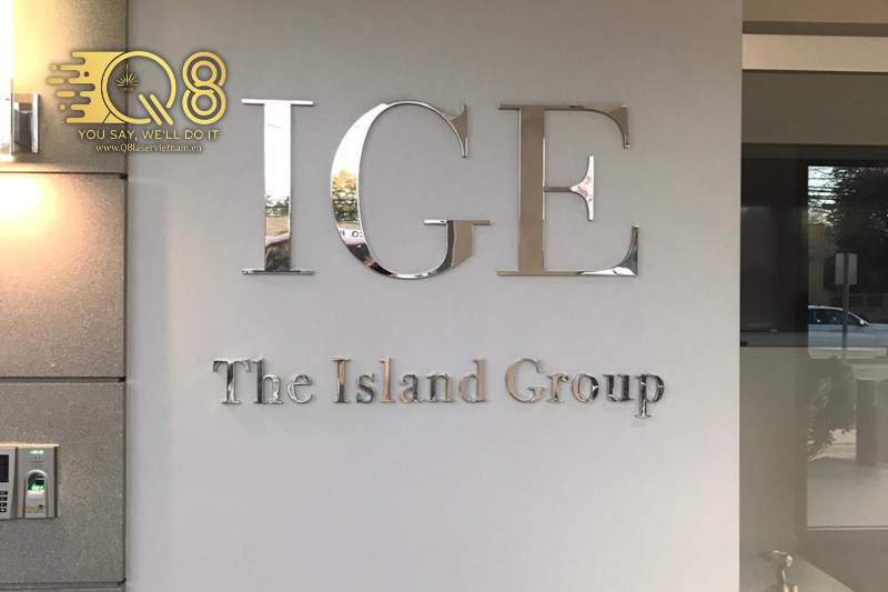 Chữ inox trắng xước làm bảng hiệu