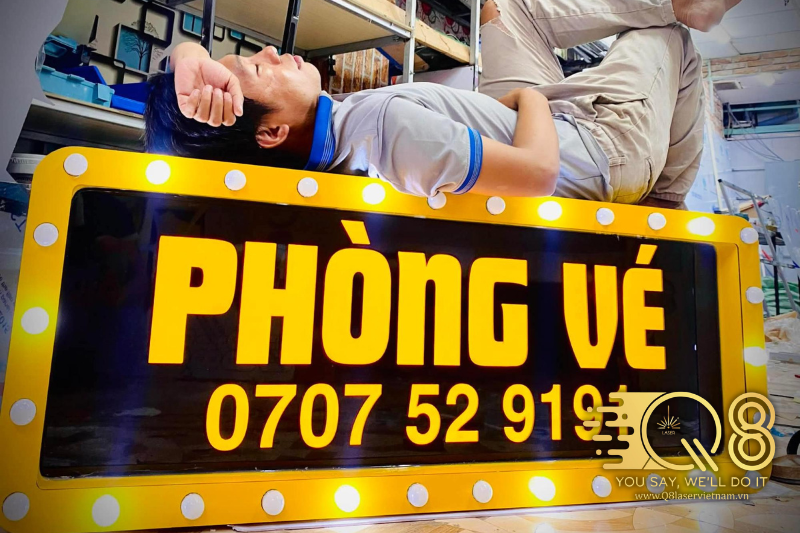 Chữ inox vàng hắt sáng chân thi công linh hoạt