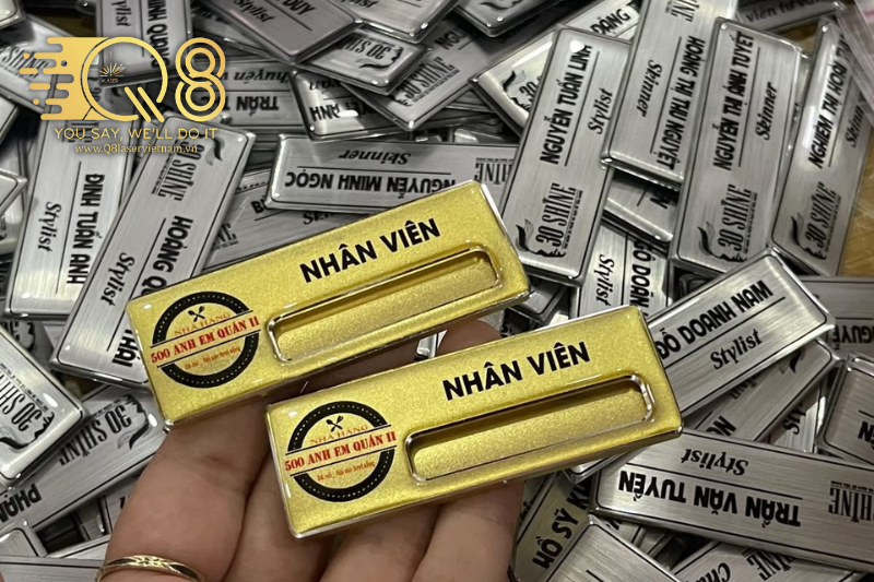 Chữ inox vàng xước bảng tên nhân viên