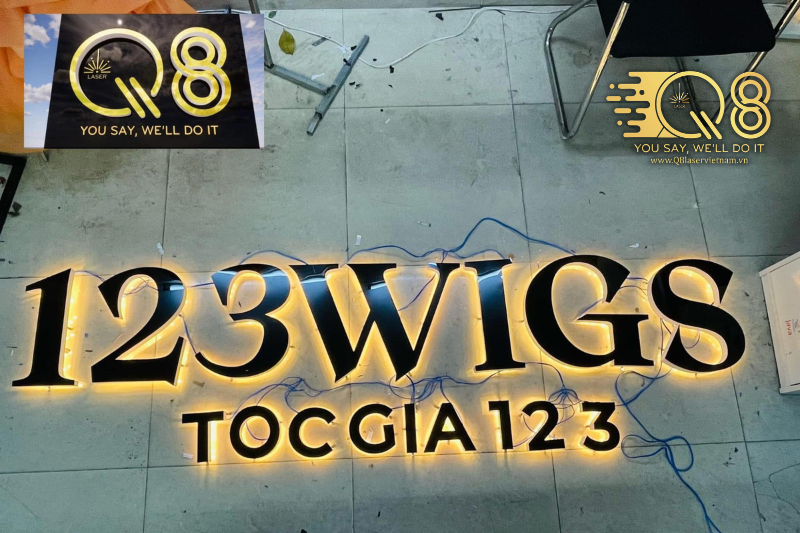 Chữ inox vàng xước hắt sáng chân kết hợp LED tạo hiệu ứng ánh sáng ấn tượng