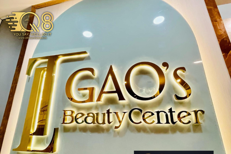 Chữ inox vàng xước hắt sáng chân nổi bật ban đêm, thu hút ánh nhìn