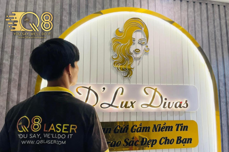 Chữ inox vàng xước hắt sáng chân sang trọng cho bảng hiệu showroom