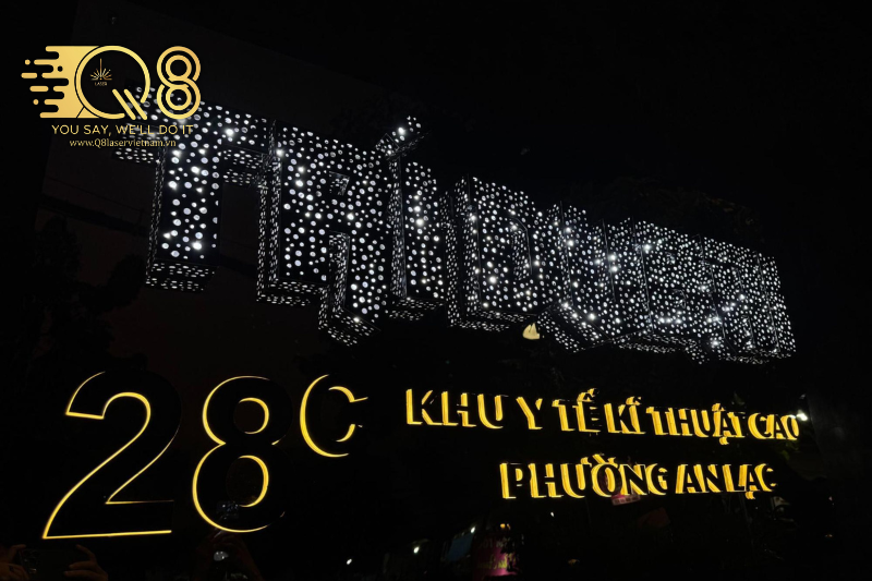 Chữ inox vàng xước hắt sáng chân