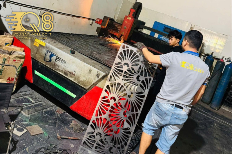 Gia công bảng hiệu chữ inox bằng công nghệ laser hiện đại