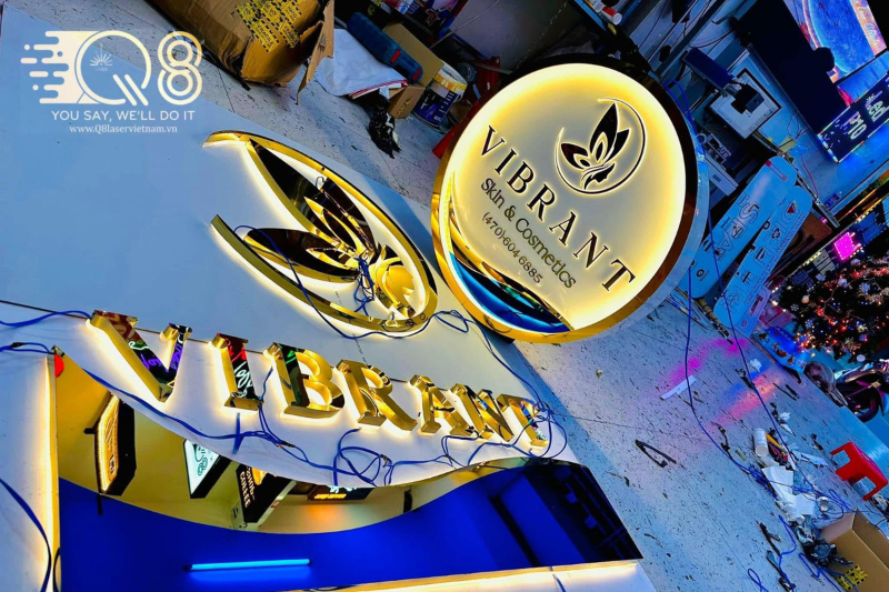 Gia công chữ inox vàng xước hắt sáng chân sắc nét tại xưởng