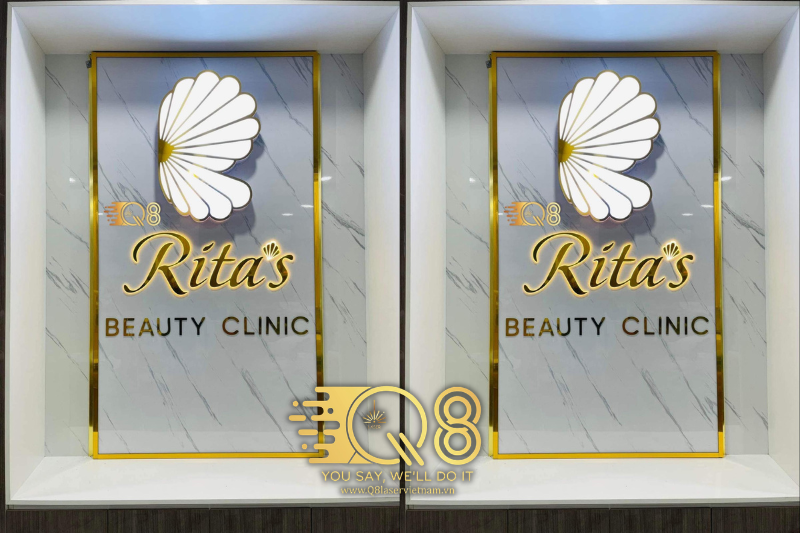 Logo inox vàng gương sáng chân tại quầy lễ tân