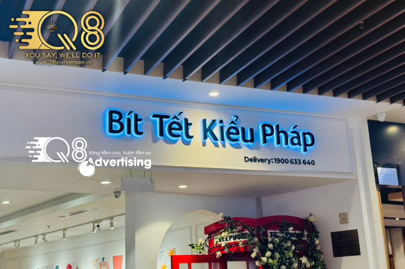 Mẫu chữ inox đen xước nổi bật trên nền bảng hiệu hiện đại