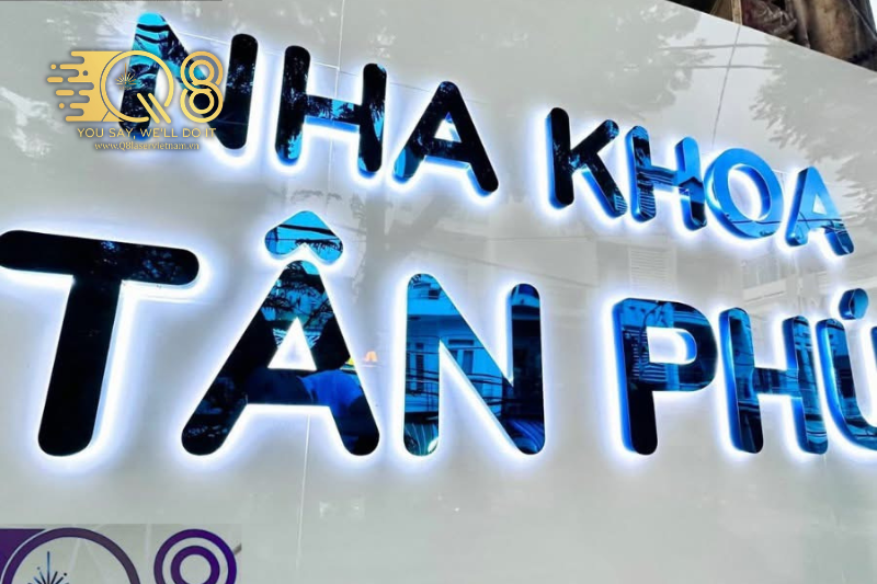 Mẫu chữ inox trắng bóng showroom