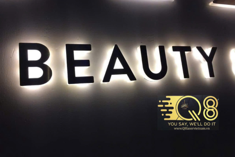 Mẫu chữ inox vàng gương sáng chân nổi bật vào ban đêm