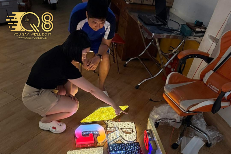 Quy Trình Thi Công Chữ Inox Vàng Xước Hắt Sáng Chân