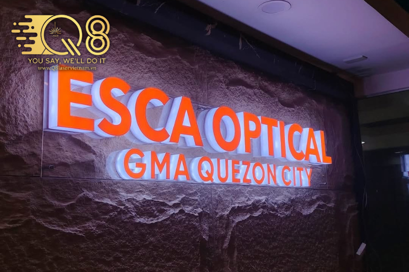 Thi công bảng hiệu chữ inox vàng hắt sáng chân bền đẹp, sang trọng.