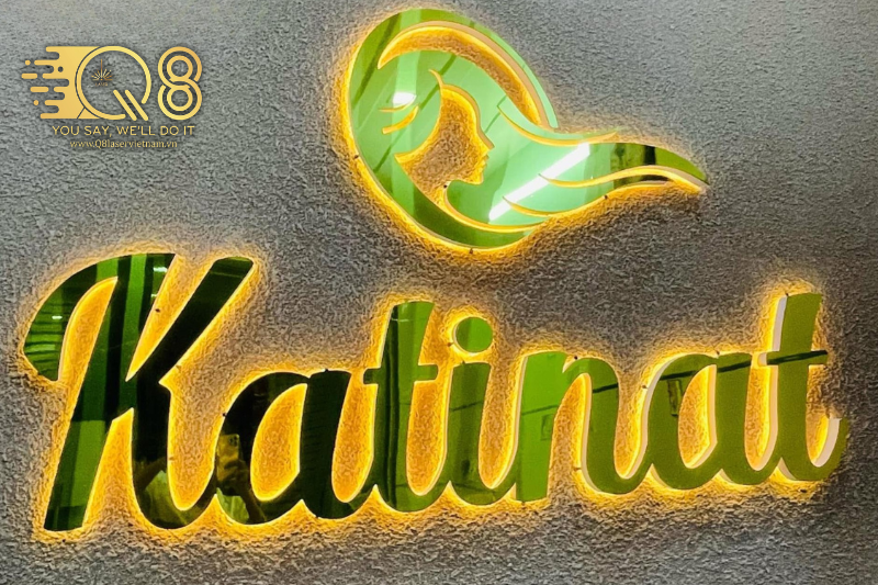 Thi công bảng hiệu chữ inox vàng xước hắt sáng chân bền đẹp ngoài trời