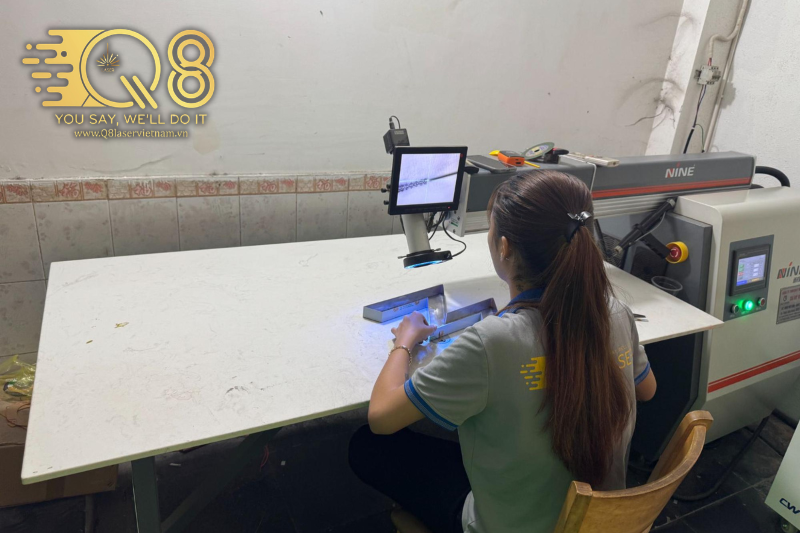 Thi công chữ inox tại xưởng với máy móc CNC chính xác cao