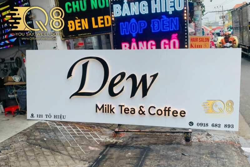 Thi công chữ inox vàng gương nổi bật cho showroom