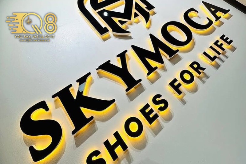 Thi công chữ inox vàng xước hắt sáng chân