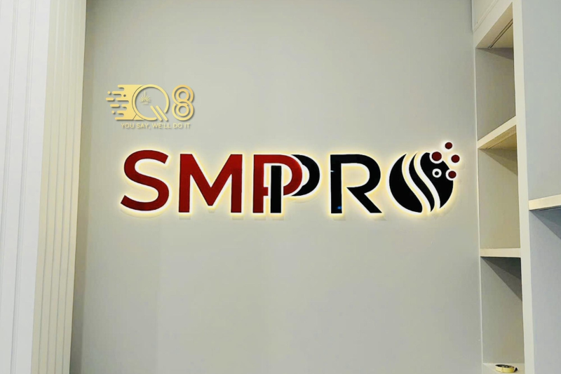 Thiết kế chữ inox mặt mica kết hợp đèn LED nổi bật