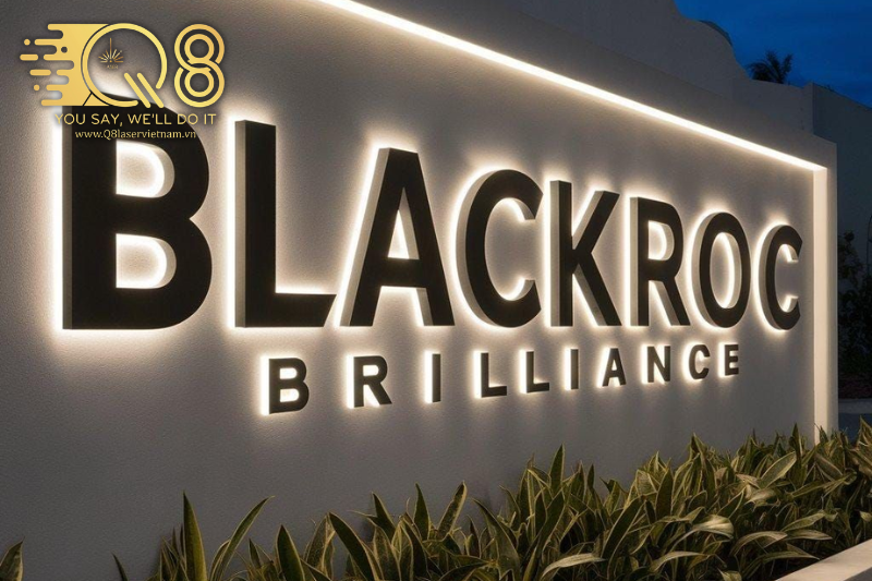 Thiết kế chữ inox vàng xước tinh tế cho bảng hiệu cửa hàng