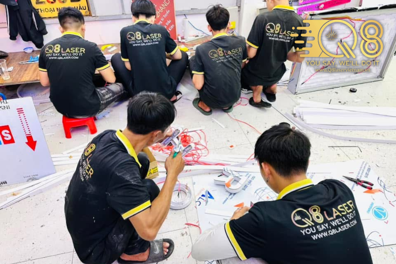 Thợ thi công lắp đặt chữ inox đen bóng cho bảng hiệu quảng cáo