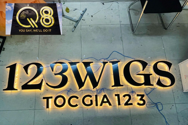 Ứng Dụng Thực Tế Của Chữ Inox Vàng Hắt Sáng Chân